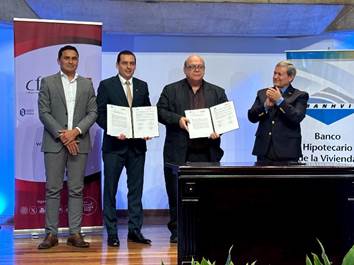 Fotograf&iacute;a la firma del convenio marco entre el BANHVI y el Colegio de Ingenieros y de Arquitectos. 