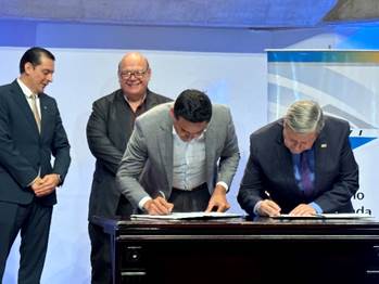 Fotograf&iacute;a la firma del convenio marco entre el BANHVI y el Colegio de Ingenieros y de Arquitectos. 